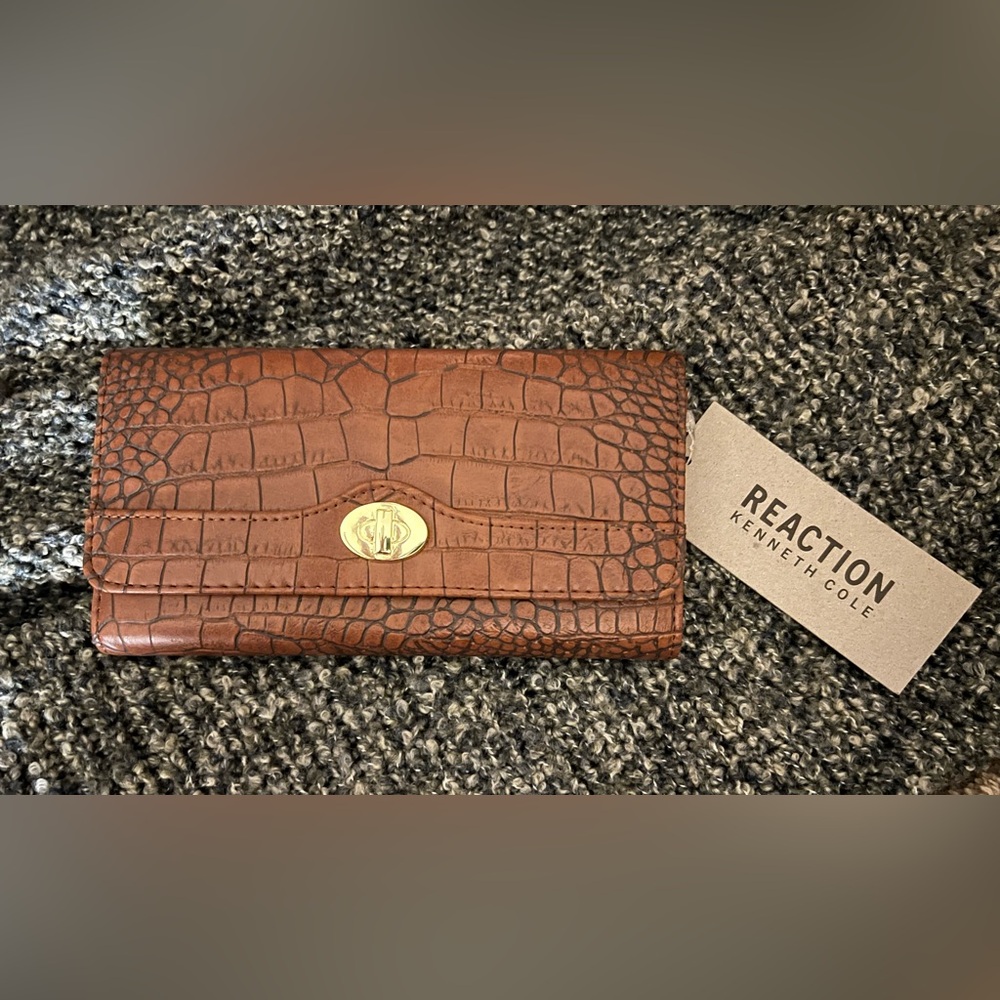 ⭐️NWT⭐️ Kenneth Cole Reaction Tri-Fold Wallet in Brown Croc Leather